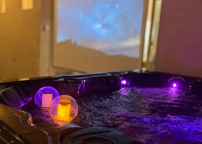 Holiday home Gated With Pool Access, Hot Tub, And Projector Glendale