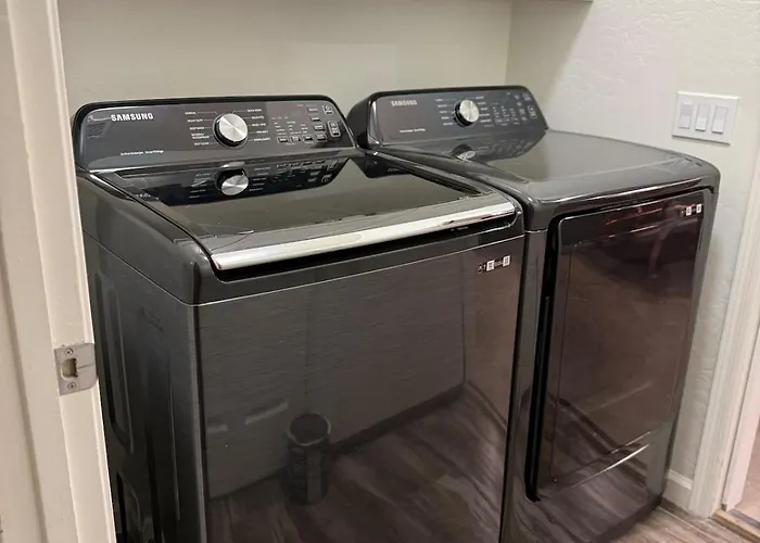 Gated With Pool Access, Hot Tub, And Projector * Glendale