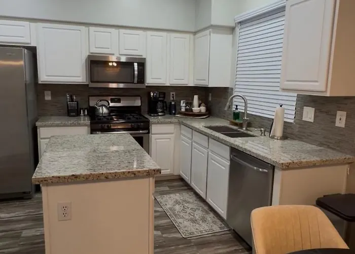 Gated With Pool Access, Hot Tub, And Projector Holiday home Glendale