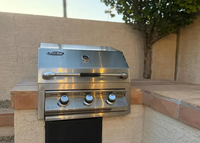 Gated With Pool Access, Hot Tub, And Projector Glendale