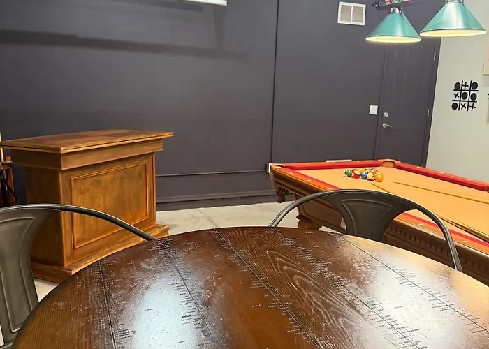 Gated With Pool Access, Hot Tub, And Projector Holiday home Glendale