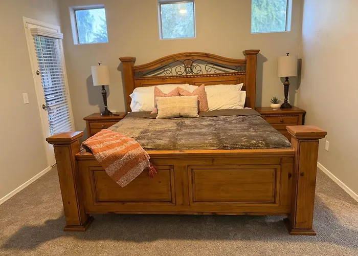 Gated With Pool Access, Hot Tub, And Projector Glendale