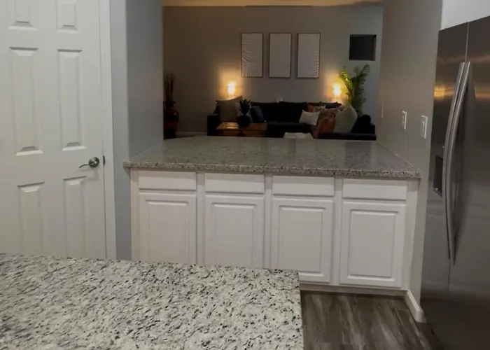 Holiday home Gated With Pool Access, Hot Tub, And Projector Glendale