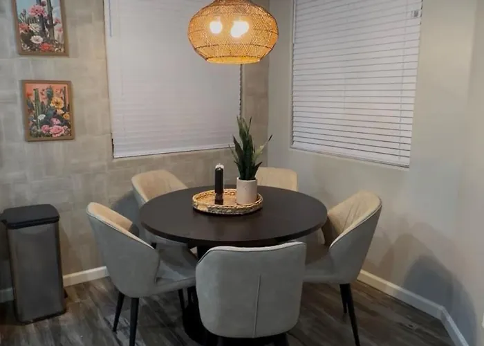 Gated With Pool Access, Hot Tub, And Projector Glendale