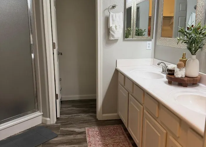 Gated With Pool Access, Hot Tub, And Projector Holiday home Glendale