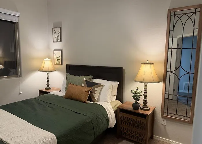 Holiday home Gated With Pool Access, Hot Tub, And Projector Glendale