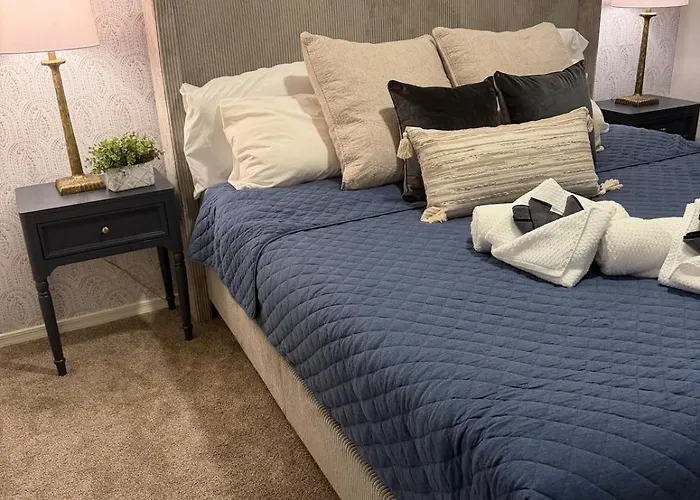 Gated With Pool Access, Hot Tub, And Projector Glendale