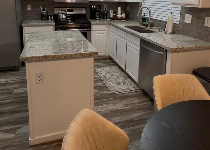 Gated With Pool Access, Hot Tub, And Projector Glendale